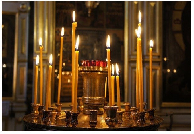 Когда можно ставить за упокой. Свечи в храме. Свечи в православном храме. Горящие свечи в храме. Свеча за здравие.